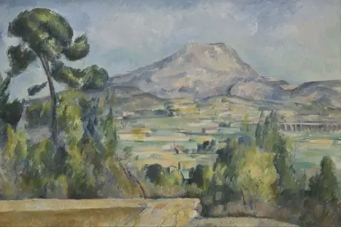 Krajobraz z widokiem na górę Świętej Wiktorii, dzieło Paula Cézanne'a. W oddali majaczy masyw górski, a na pierwszym planie bujna zieleń drzew.