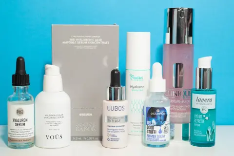 Eine Auswahl von Hautpflegeprodukten mit Hyaluronsäure, darunter Seren und Booster, für intensive Feuchtigkeit und Anti-Aging.