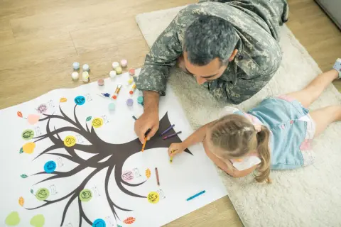 Un militaire et sa fille créent un arbre généalogique. Le prénom Benjamin, signification de force et de bravoure, est parfait pour ce projet familial.