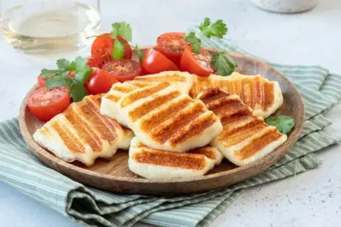 Jak zastąpić ser halloumi? Sprawdzone alternatywy i porady