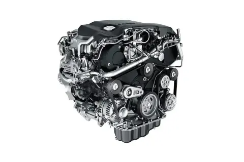 En modern euro 6 dieselmotor med synliga remmar, generator och insugsrör.