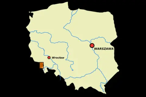Mapa Polski z zaznaczonym Wrocławiem i Warszawą. Pomarańczowy obszar na południowym zachodzie to Góry Stołowe, gdzie leżą.