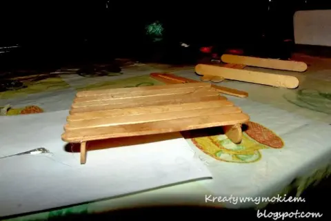 Krzesło z patyczków po lodach: Zbuduj je sam krok po kroku!