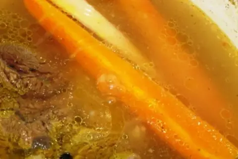Mięso, marchewka i por gotują się w bulionie. Idealny sposób, jak zrobić bulion, który rozgrzeje w chłodne dni.