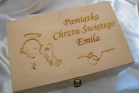 Drewniane pudełko z grawerem na Chrzest Świętego Emila. Uroczy aniołek i napis tworzą pamiątkę na lata.
