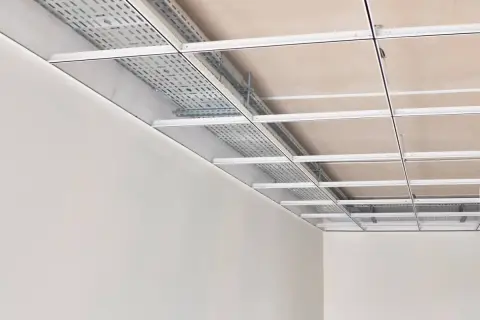 Estructura metálica para falso techo, ideal para quienes buscan como hacer un falso techo barato y funcional, ocultando instalaciones.