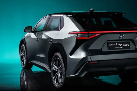 Nowoczesny tył elektrycznego SUV-a Toyota bZ4X Concept z charakterystycznymi światłami LED i czarnym dachem.
