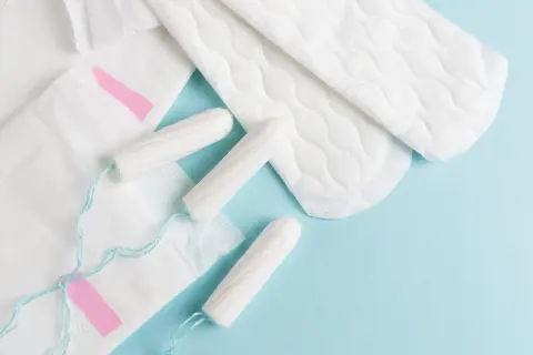 Hygienprodukter som bindor och tamponger, viktiga för mens och efter graviditet.