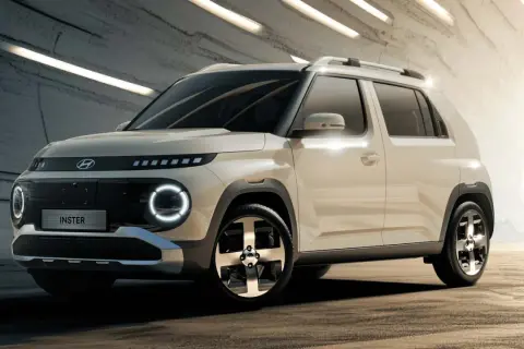 Hyundai Casper, un SUV compatto con fari circolari distintivi e un design moderno, pronto per l'avventura urbana.