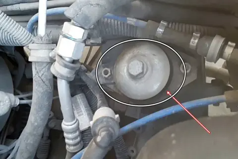 Componente circular con perno central, parte del taco motor donde va el sistema de aire acondicionado.