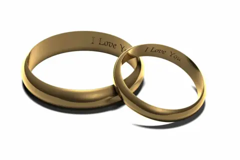 Złote obrączki z wygrawerowanym napisem "I Love You". Delikatny grawer na obraczkach symbolizuje wieczną miłość.