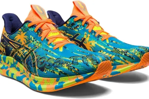 Scarpe da corsa Asics Noosa Tri 14 uomo con stampa tropicale blu, arancione e verde. Perfette per chi ama distinguersi.