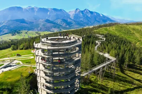 Wieża widokowa i ścieżka w koronach drzew w Zakopanem oferują wspaniały spacer z widokiem na Tatry.
