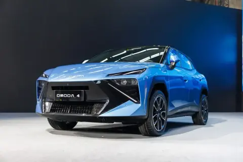 Niebieski OMODA 4, jeden z nowoczesnych chińskich samochodów, prezentuje futurystyczny design z ostrymi liniami i charakterystycznym grillem.