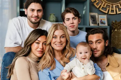 Pernilla Wahlgren med sina barn och barnbarn. En stor familj som samlats för en mysig stund.