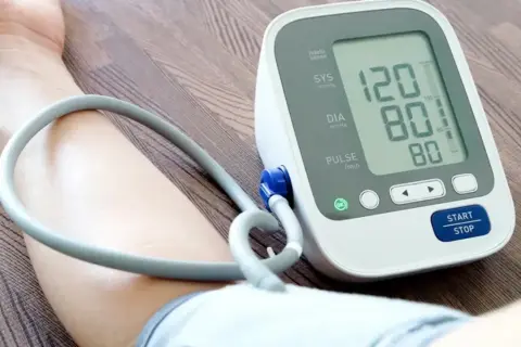 Ciśnieniomierz pokazuje 120/80. Czy paracetamol obniża ciśnienie? To pytanie nurtuje wiele osób.