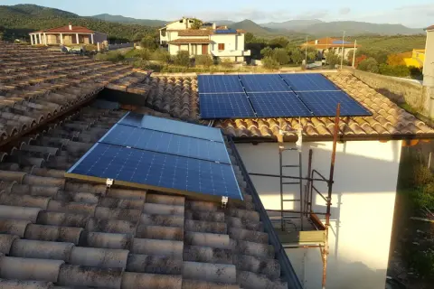 Pannelli fotovoltaici installati su tetti di nuove costruzioni, in linea con l'obbligo fotovoltaico.
