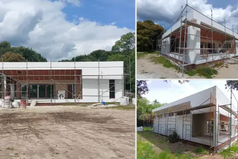 Construir una casa desde cero precio: estructura moderna en construcción, con andamios y materiales a la vista.