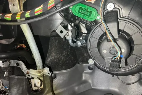 Zawór nagrzewnicy Iveco Daily znajduje się obok wentylatora dmuchawy, pod zieloną wtyczką.