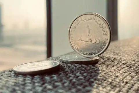 Monety z napisem "United Arab Emirates" - jaka waluta w Dubaju? Dirham.
