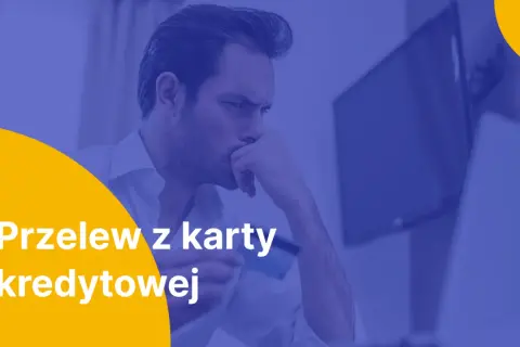 Zamyślony mężczyzna z kartą kredytową w dłoni, zastanawia się nad przelewem z karty kredytowej na konto.