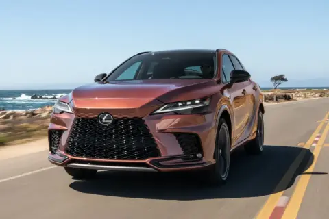 Nowy Lexus RX jedzie wzdłuż wybrzeża.