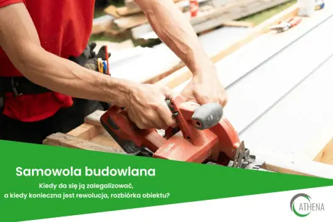 Dłoń trzymająca piłę tarczową tnie drewno.