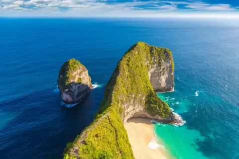 Rajska plaża z klifami i turkusową wodą, idealne miejsce na wakacje na Bali.