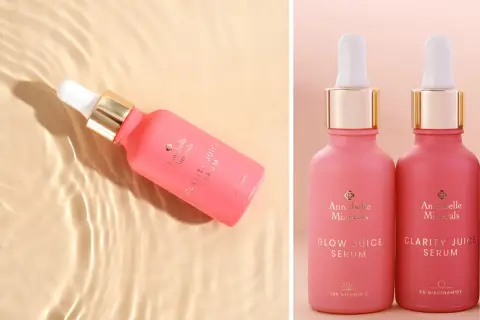 Różowe serum Annabelle Minerals z niacynamidem na trądzik, obok serum z witaminą C.