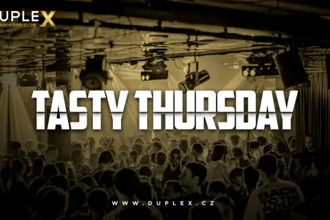 En livlig folkmassa dansar på Duplex, The Rooftop Club i Prag. "Tasty Thursday" lyser i vitt över scenen.