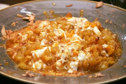 Plato de huevos rotos con patatas y jamón, una delicia que podría ser de los mejores huevos rotos Zaragoza.
