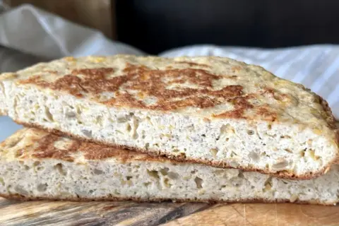 Keto chleb z pestkami słonecznika i siemienia lnianego. Idealny przepis na chleb keto, który zachwyci smakiem i konsystencją.