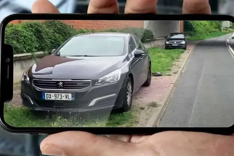 Voiture banalisée garée sur le bas-côté, potentiellement un radar flashant par l'avant ou l'arrière.
