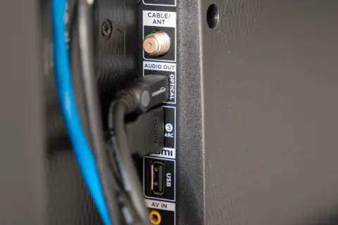 Złącza HDMI i USB na telewizorze. Wtyczka HDMI obsługuje ochronę przed kopiowaniem HDCP, zapewniając bezpieczne przesyłanie sygnału.