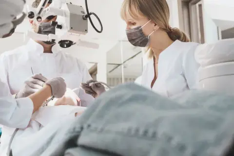 Leczenie zębów na NFZ co obejmuje: co możesz zyskać bezpłatnie?