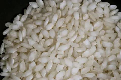 Gros plan sur du riz rond, parfait pour un risotto crémeux.