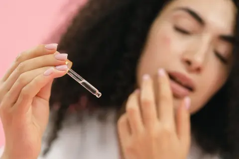 Retinol i kwas hialuronowy: jak łączyć dla odmłodzonej skóry?