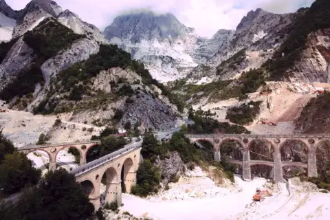 Alpi Apuane: cosa vedere? Ponti storici e cave di marmo dominano il paesaggio. Un viaggio tra ingegneria e natura.