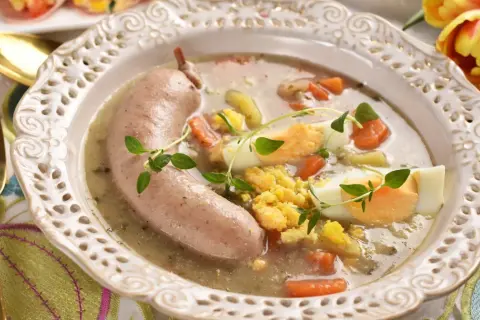 Żurek z kiełbasą, jajkiem i marchewką. Zastanawiasz się nad frankfurterki kcal? Ta zupa to sycący posiłek.