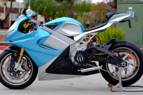 Una moto eléctrica azul y plateada, con diseño deportivo y futurista. Parece la moto eléctrica mas potente jamás vista.