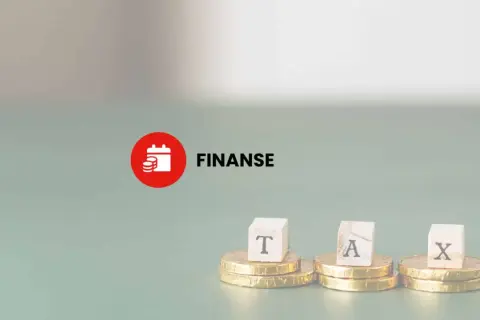 Co to jest podatek? Trzy kostki z literami T, A, X na stosach monet. Obok czerwone koło z ikoną kalendarza i napisem "FINANSE".