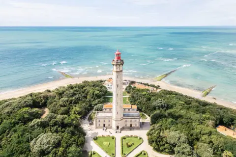 Phare emblématique de l'île de Ré, veillant sur l'océan Atlantique.