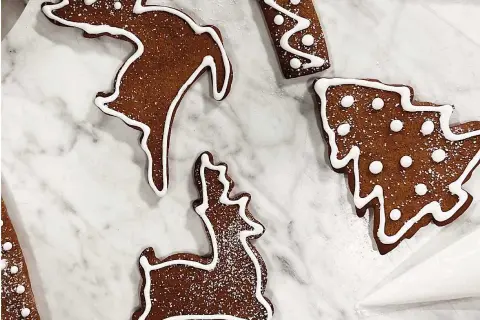 Julkakor med renar och granar, dekorerade med ett enkelt royal icing recept.