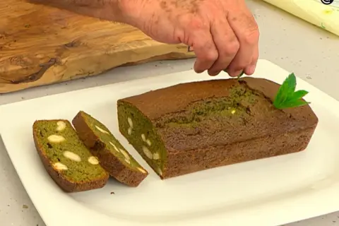 Un pastel de acelgas con almendras, decorado con menta.