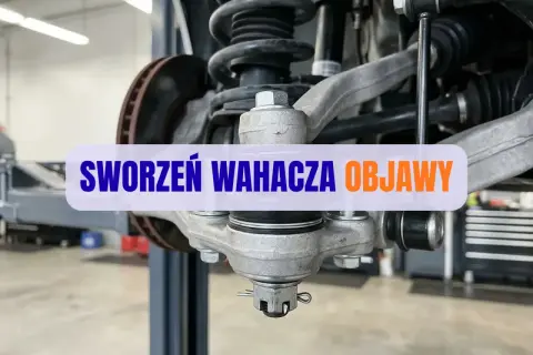 Widok na zawieszenie samochodu z widocznym sworzniem wahacza. Napis na obrazku: "SWORZEŃ WAHACZA OBJAWY".
