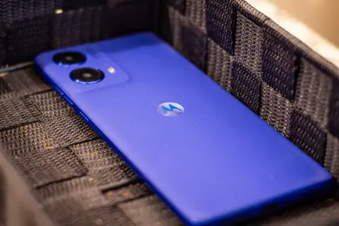El moto g85 5g, de un vibrante color azul, descansa en una cesta tejida.
