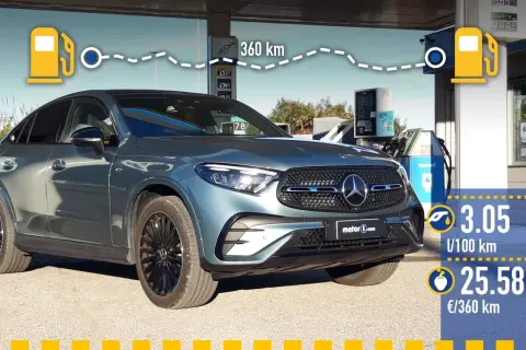 Un Mercedes-Benz GLC Coupé gris est garé à une station-service. Une ligne pointillée relie une pompe à essence à la voiture, indiquant une autonomie de 360 km. Le coût est de 25,58 € pour 360 km.
