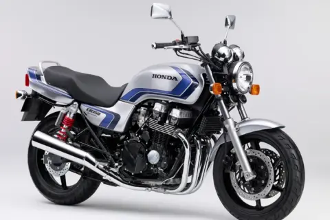 Srebrny motocykl Honda CB750 Seven Fifty z niebieskimi pasami, widok z przodu.