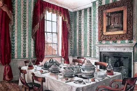 Salle à manger élégante avec table dressée pour un repas, suggérant un service à la française droite ou gauche. Papier peint rayé vert et blanc, rideaux rouges.