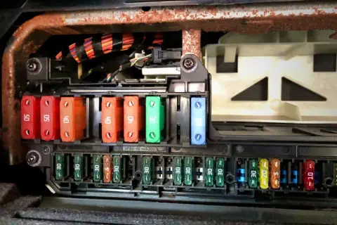 Panel bezpieczników BMW E60. Szukasz, gdzie jest przekaźnik pompy paliwa? Tu są bezpieczniki, ale przekaźnik jest gdzie indziej.